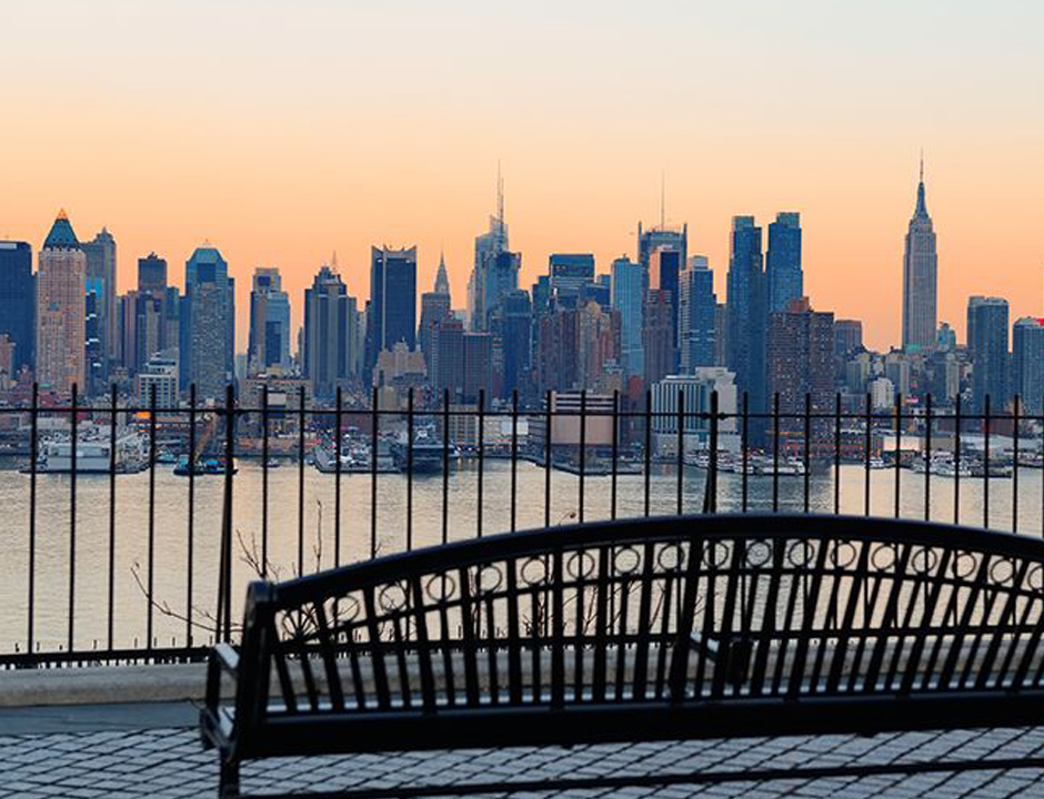 panchina davanti skyline di new york, copertina dedicata alle cose insolite da vedere a new york