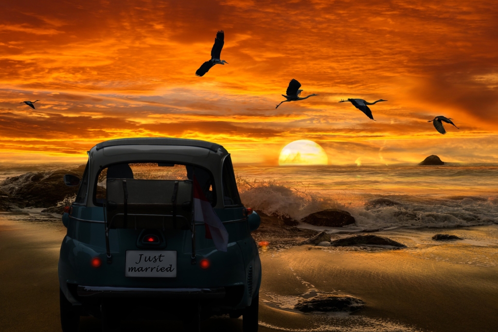macchina just married davanti al mare al tramonto, ispirazione per lista nozze viaggio