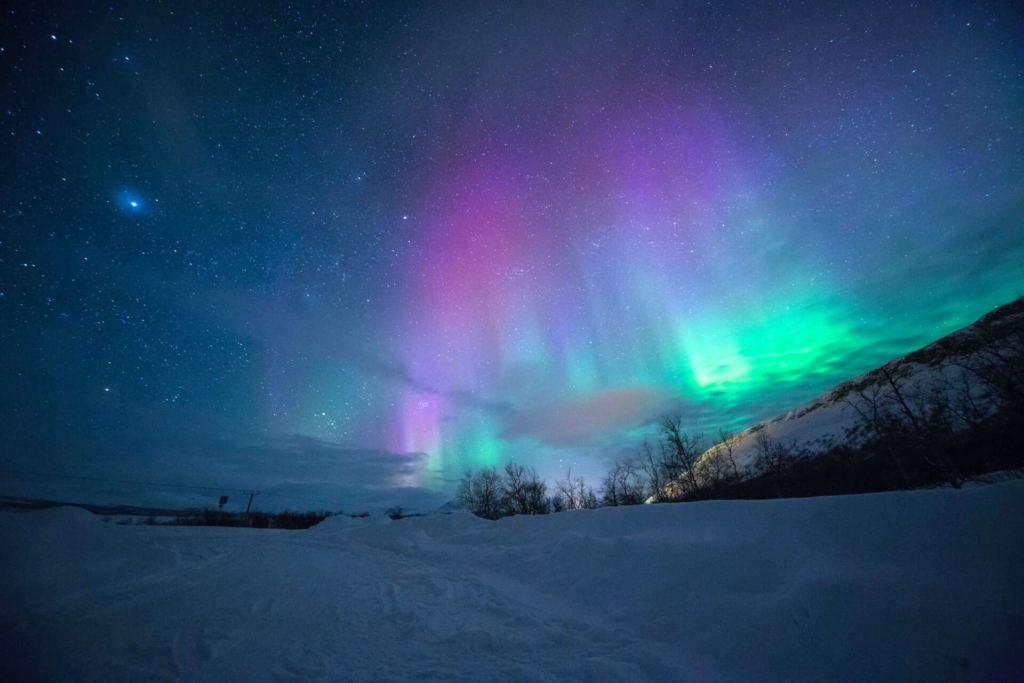 aurora boreale sulla neve