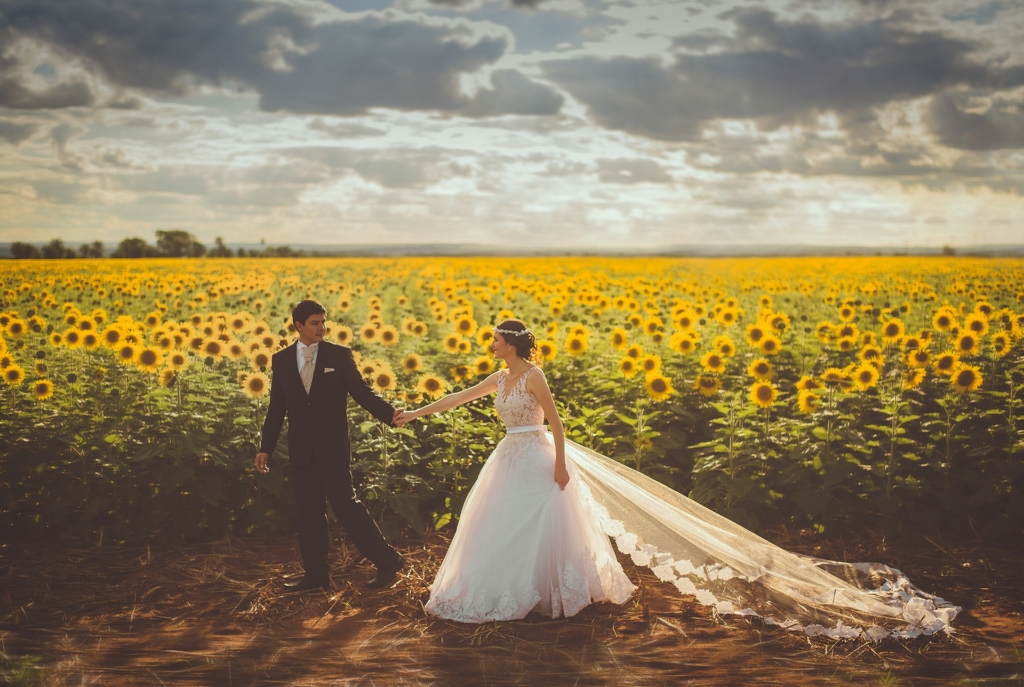 sposi tra i campi di girasole ispirazione per una lista nozze viaggio